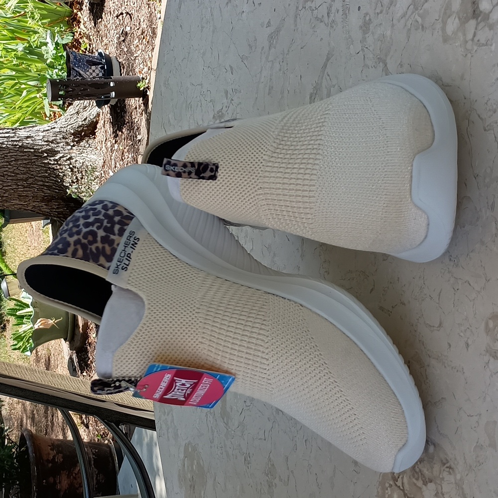 Skechers Hands-Free Breathable Knit Slip-On, 9M. Cream w/ Leopard Accents. New.
